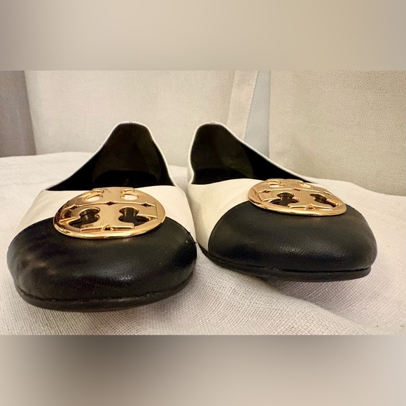 Tory Burch Chelsea Cap-Toe Ballet Flats Ivory Black Gold Logo Leather 8 Like New - Picture 5 of 12